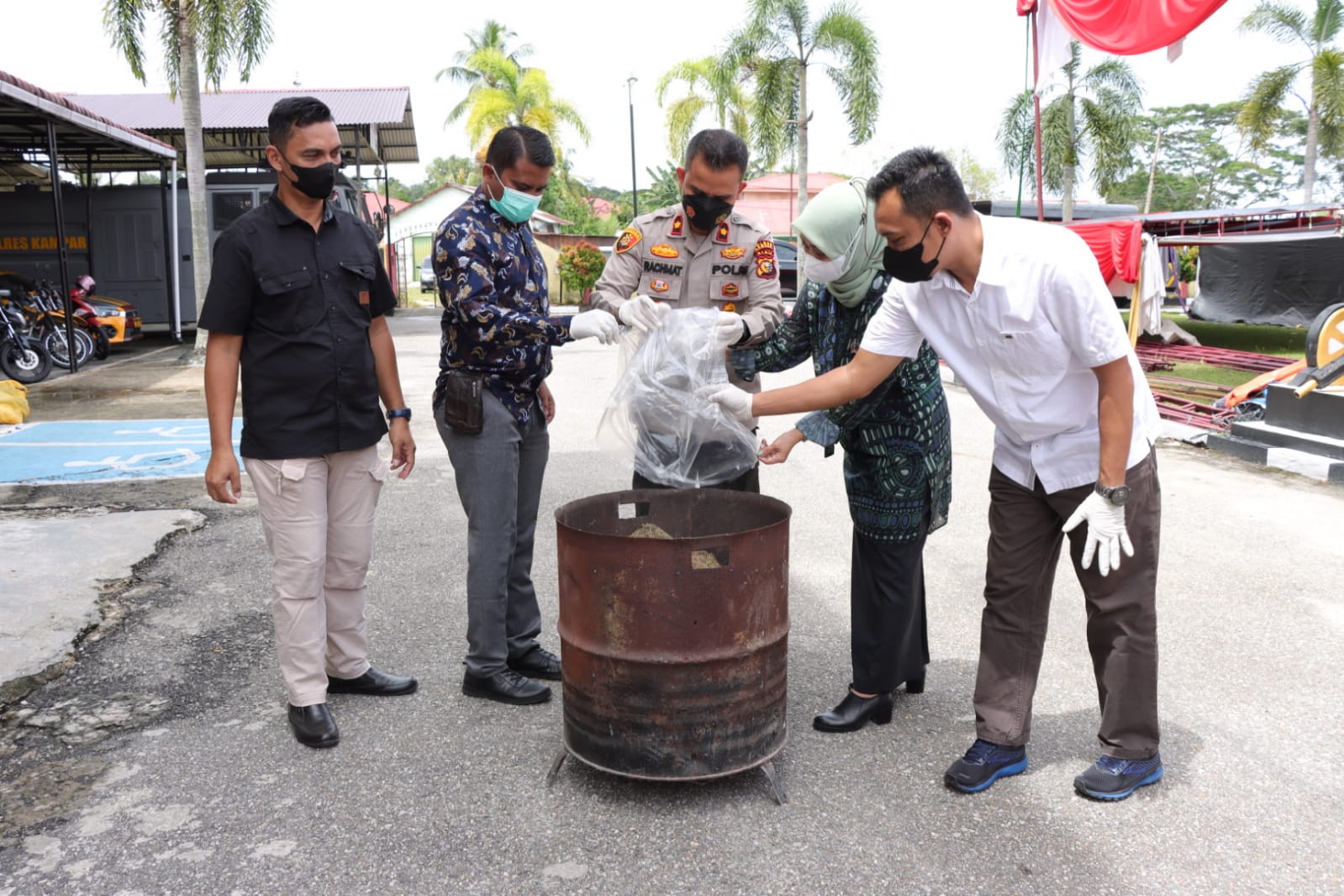 Pemusnahan barang bukti 6,1Kg daun ganja kering dari tersangka seorang ibu Rumah Tangga