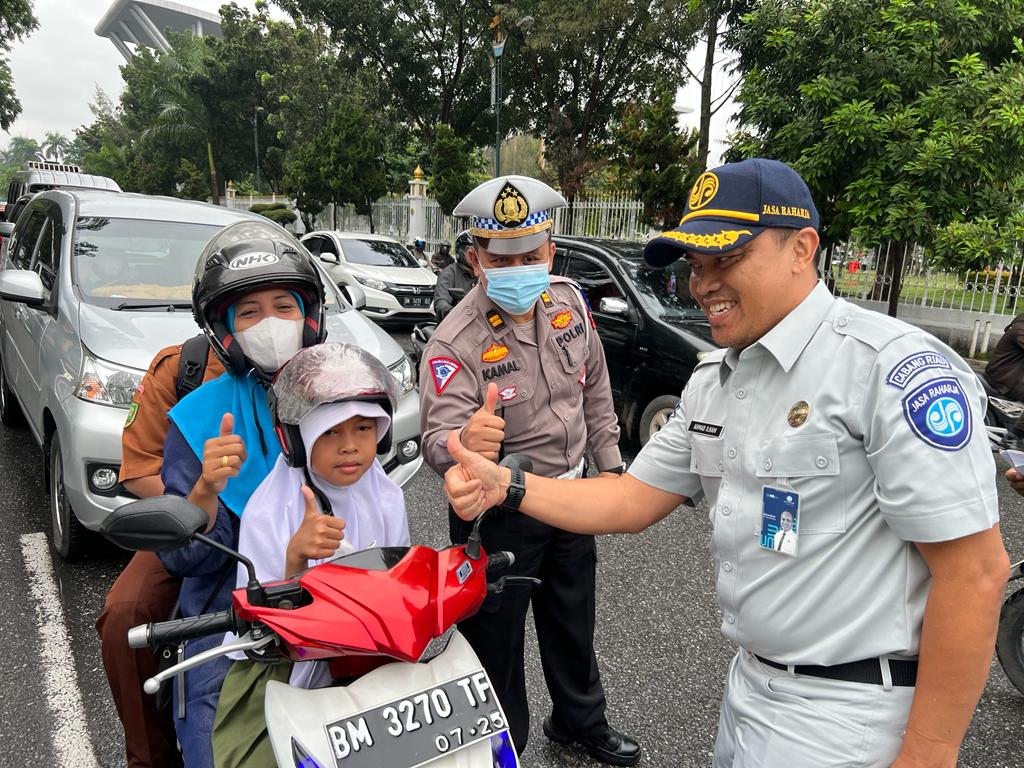 Kampanyekan Penggunaan Helm Untuk Anak, Polresta Pekanbaru Bagikan Helm Kepada Pengendara