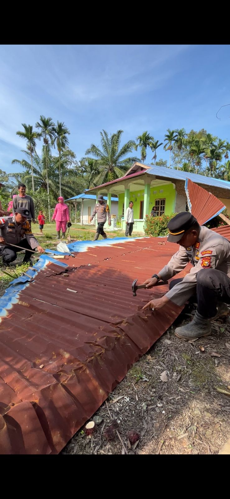 Kapolsek Rupat Utara Pimpin Kegiatan Gotong Royong Pasca Terjadinya Bencana Angin Puting Beliung