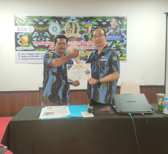 Anggota IPK Dumai ucapan terimakasih kepada Ketua IPK Dumai Patrick Tatang Ilmu yang Diberikan kepad