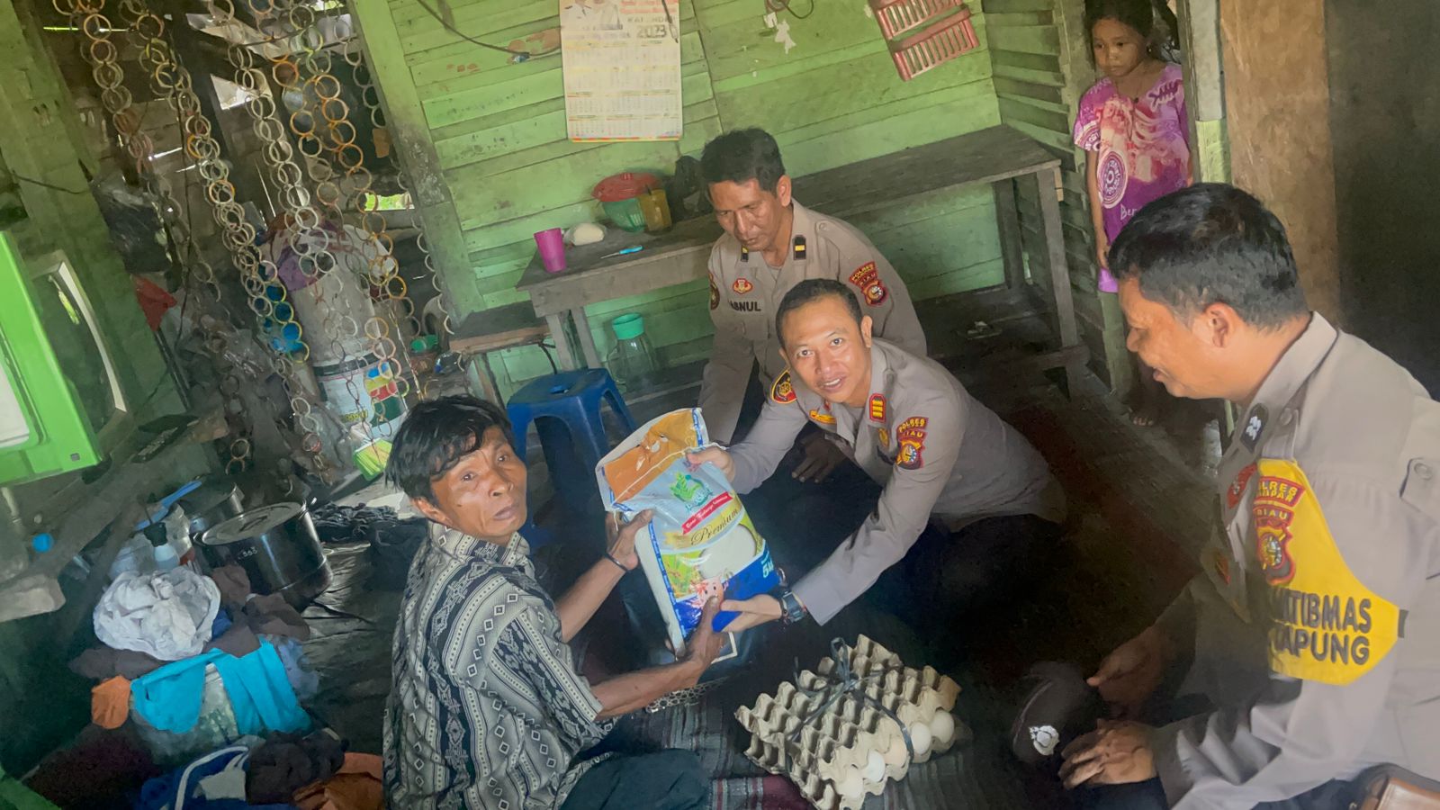 Kapolsek Tapung Bantu Warga Kurang Mampu di Desa Petapahan