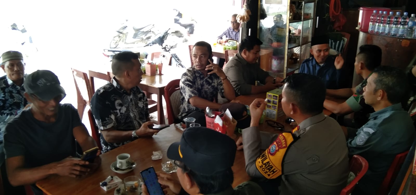 Ngopi Bareng Kapolsek Reteh Bersama forkopimcam, Panwascam dan PPK di warung Famili Raya
