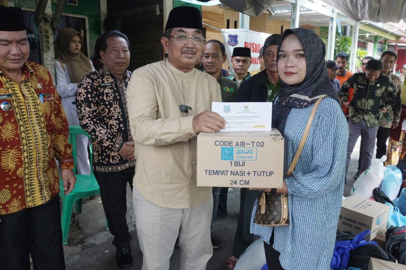 Bupati Tanjab Barat Salurkan Bantuan untuk Korban Kebakaran di Tungkal III