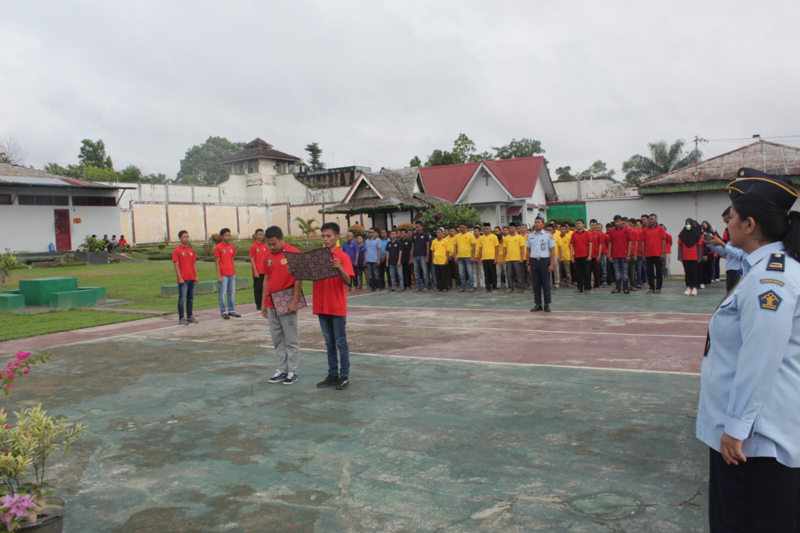 Tanamkan Rasa Cinta Tanah Air, Ratusan WBP Rutan Rengat Laksanakan Upacara Bendera