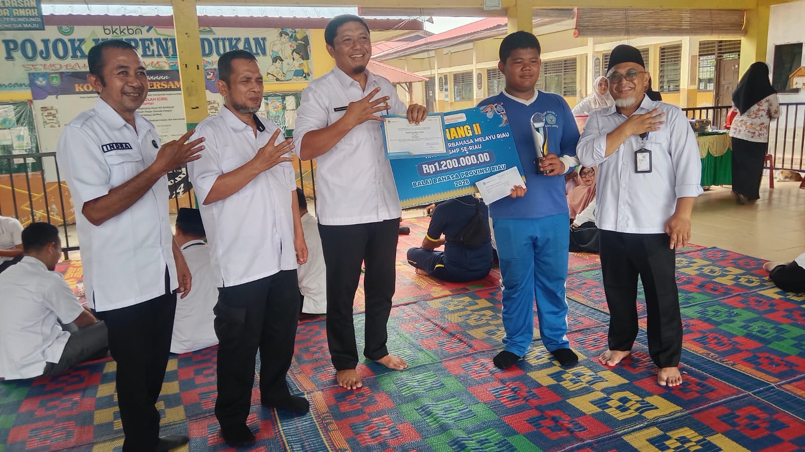 SMP NEGERI 4 DUMAI DO,A BERSAMA ATAS Terlaksana PEKERJAAN BANGUNAN RUANG BELAJAR 5 LOKAL. 