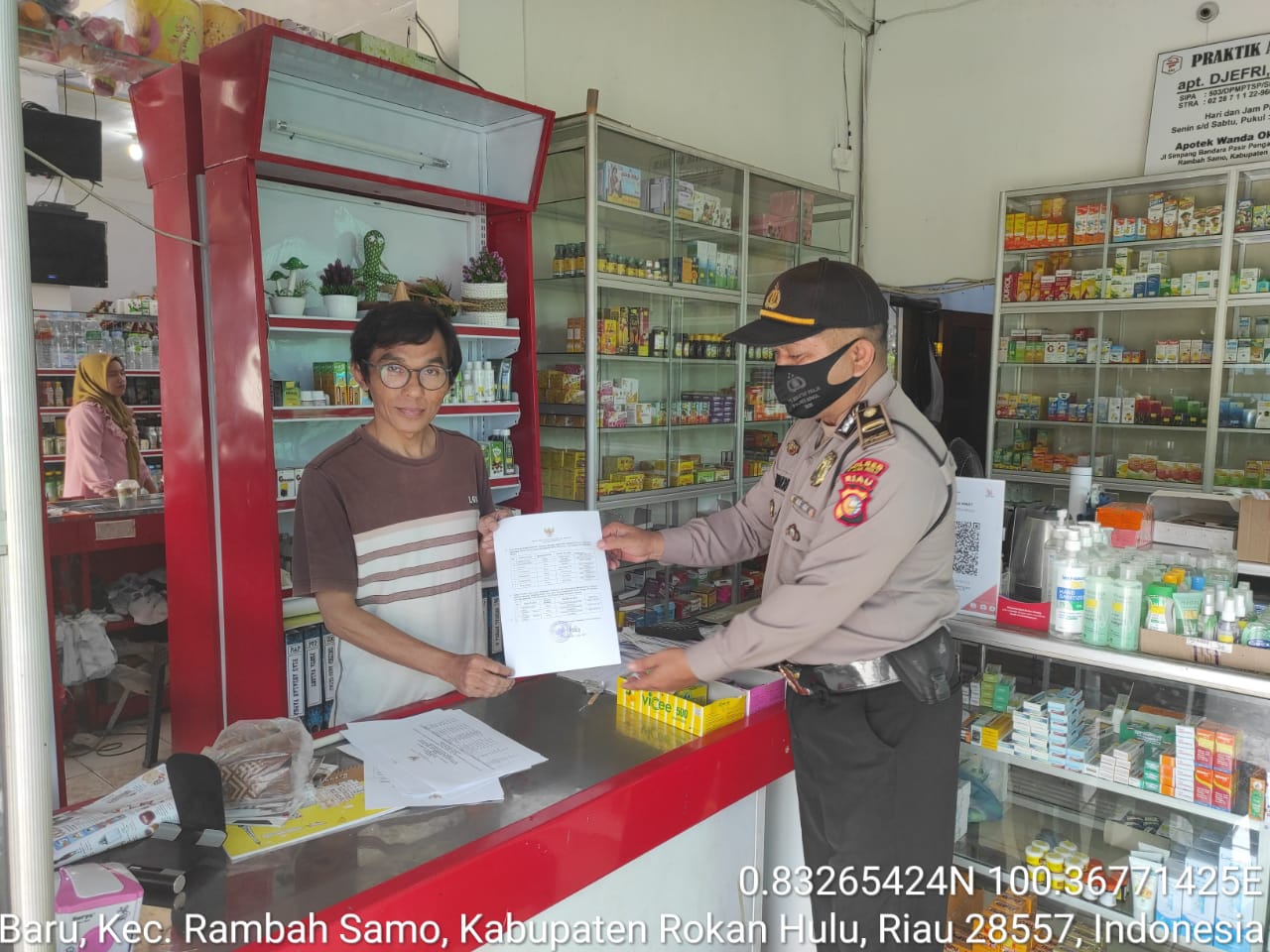 Kanit Binmas Bersama Bhabinkantibmas Polsek Rambahhilir Monitoring Apotek Dan Tempat Praktek Obat