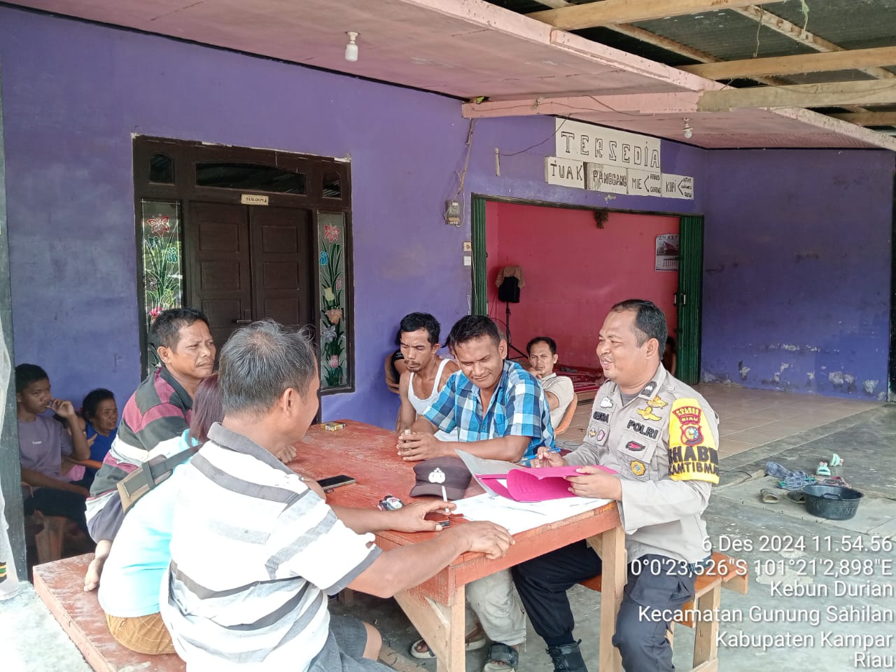 Bhabinkamtibmas di Kampar  Kiri Gencar Temui Masyarakat, Jaga Situasi Kamtibmas Tetap Sejuk
