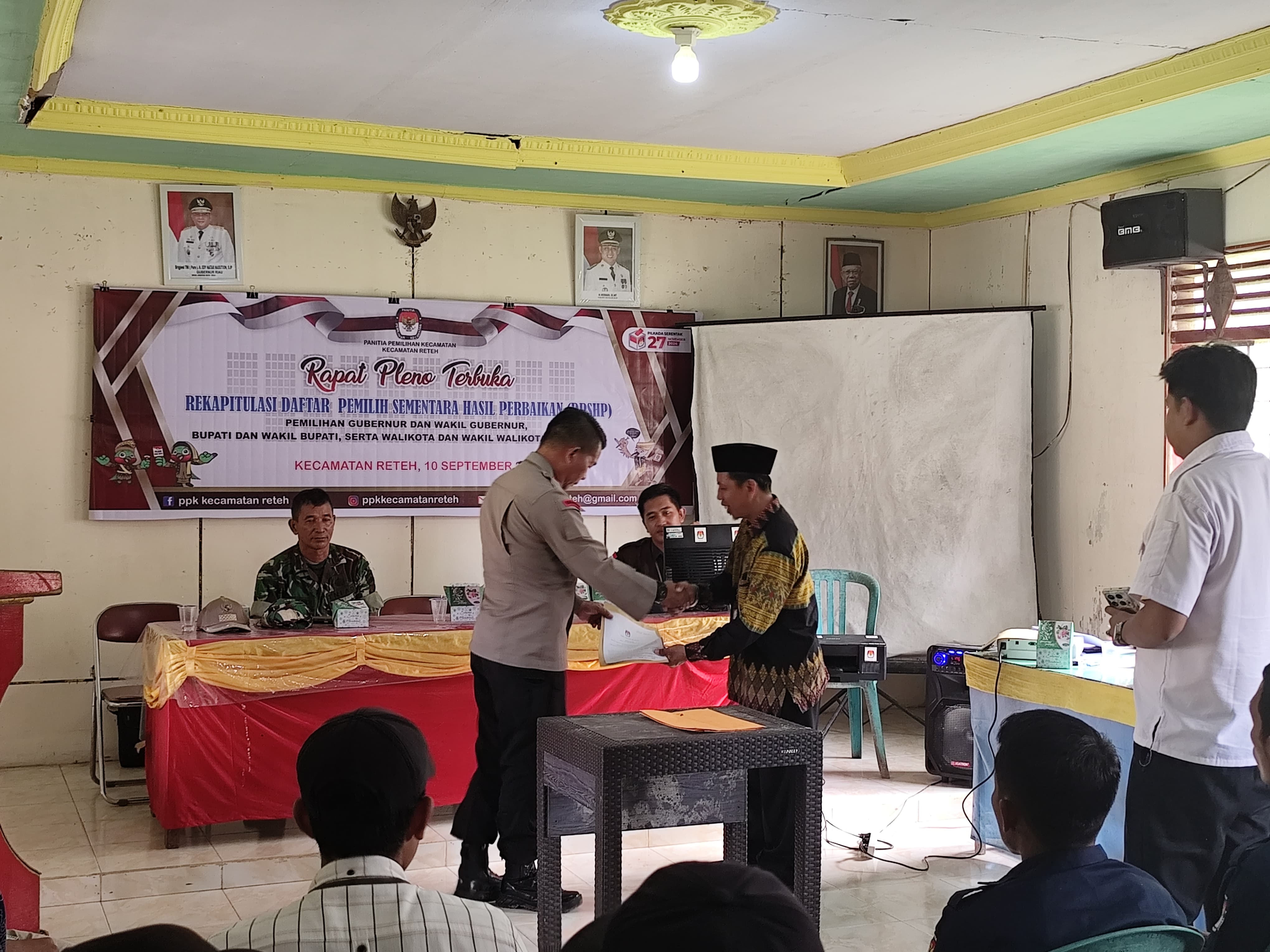 Pilkada Damai 2024, Kapolsek Reteh Sampaikan  Cooling System saat hadiri Rapat Pleno DPSHP