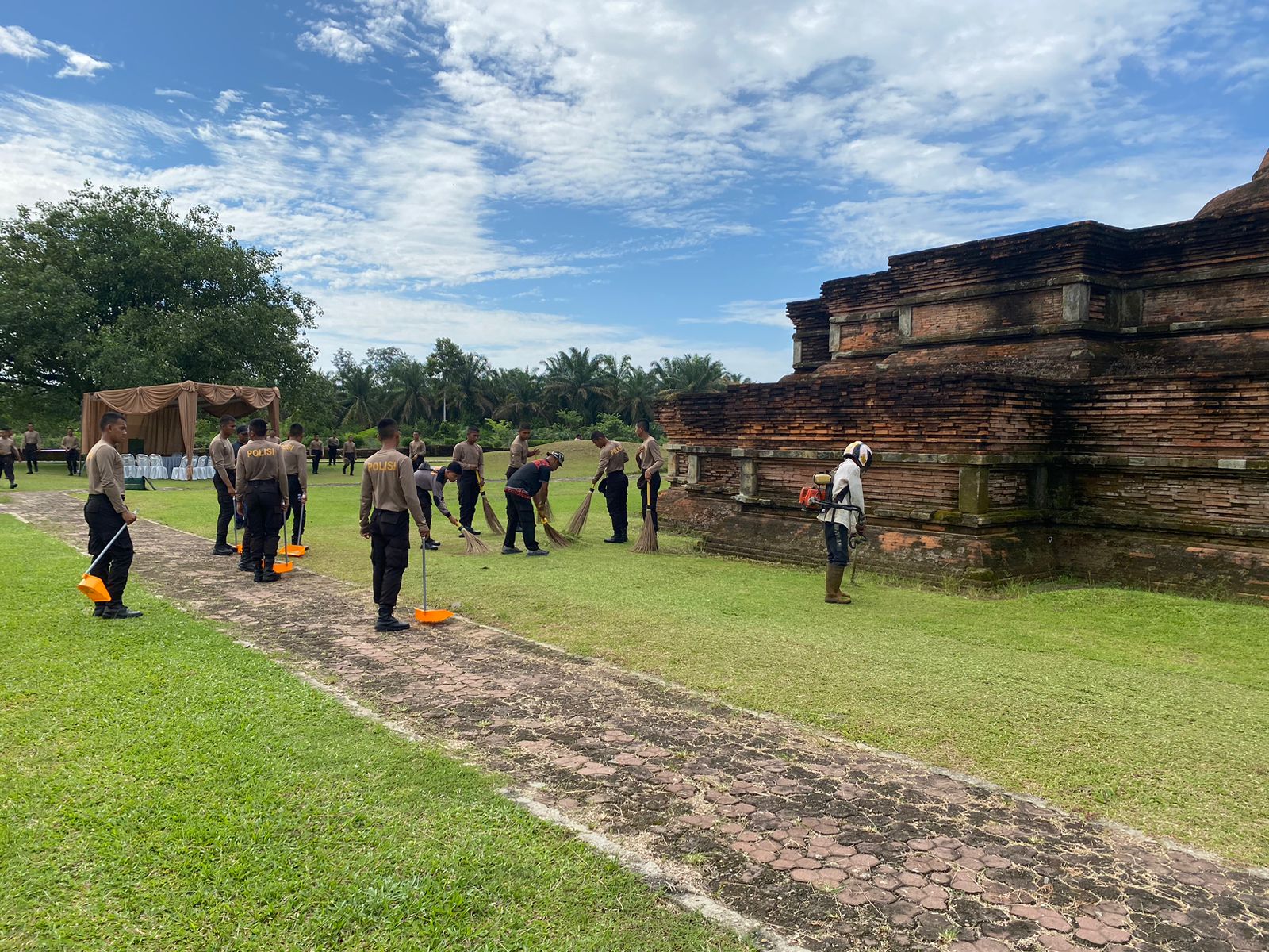Polres Kampar laksanakan revitalisasi di Candi Muara Takus Dalam Rangka HUT Bhayangkara Ke-77