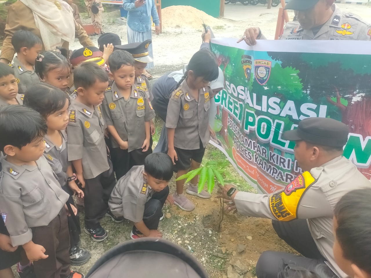Murid TK Mutiara Hijaukan Polsek Kampar Kiri Hilir dengan Tanam Pohon!
