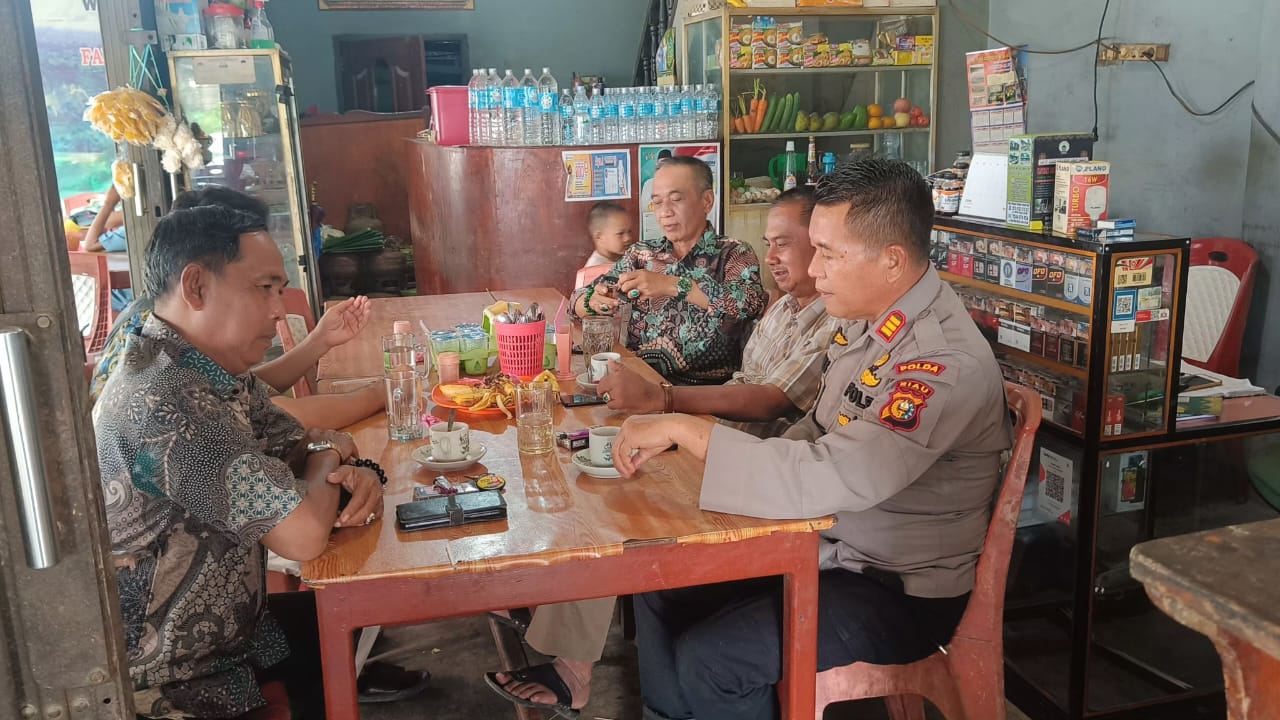 Kapolsek Reteh Sampaikan Himbauan Pilkada Damai 2024 melalui Jumat Curhat