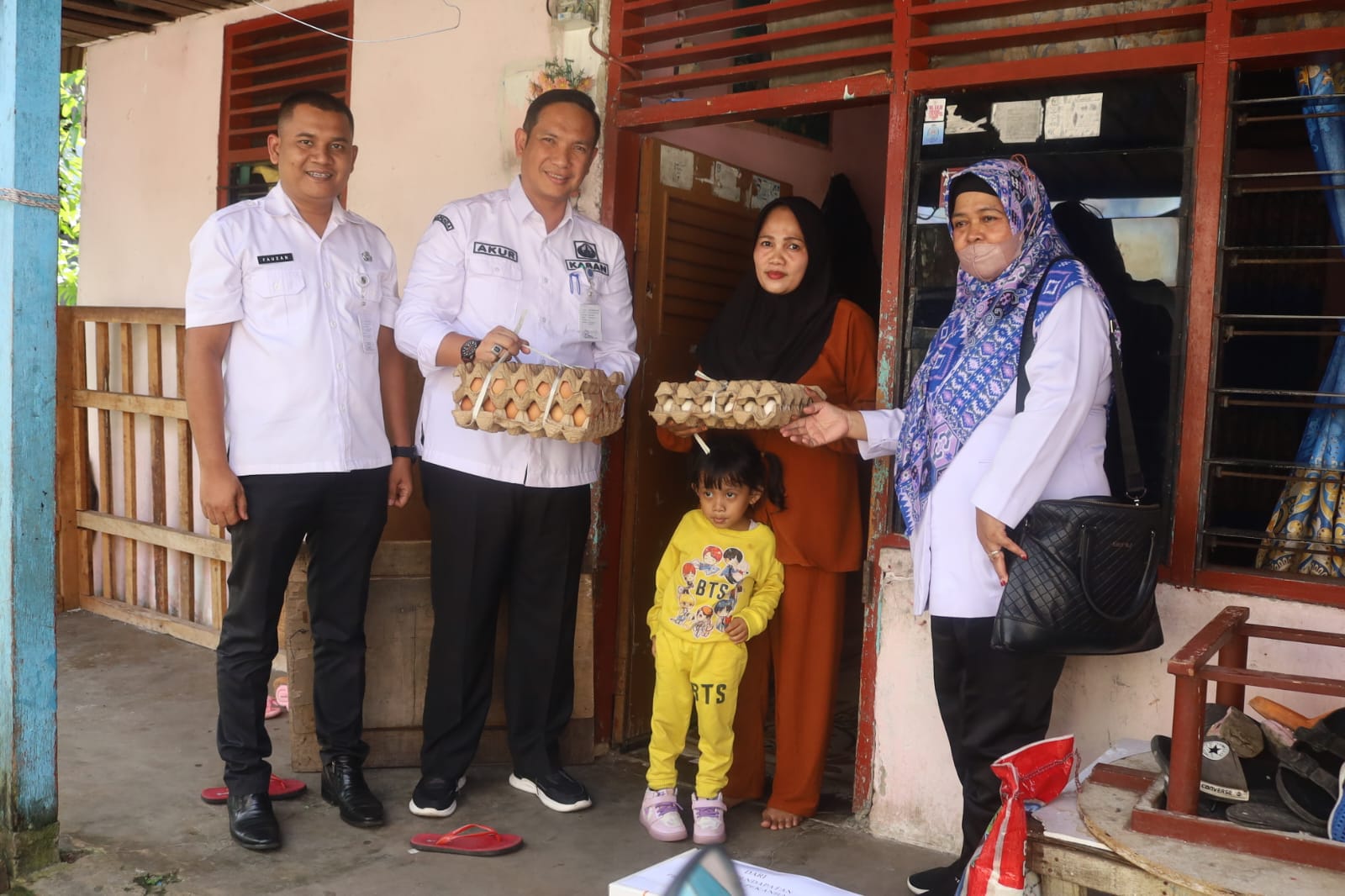 Alek Kurniawan, SP, M.Si bersama Tim Punyuluh Percepatan Penurunan Stunting Kota Pekanbaru Menyalurk