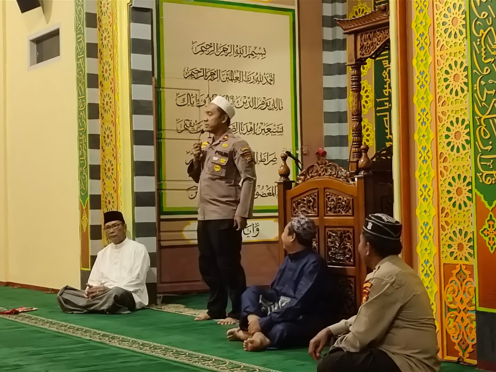 SUBUH KELILING KAPOLSEK KEMUNING AJAK JAMAAH MASJID AL-ANSHOR WUJUDKAN PEMILU 2024 DAMAI