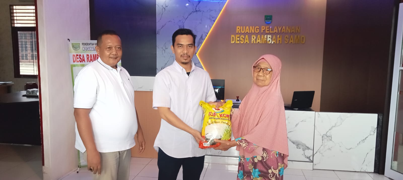 Bantuan beras untuk masyarakat Desa Rambah Samo dalam rangka program pihak PT RSM Desa Rambah Samo