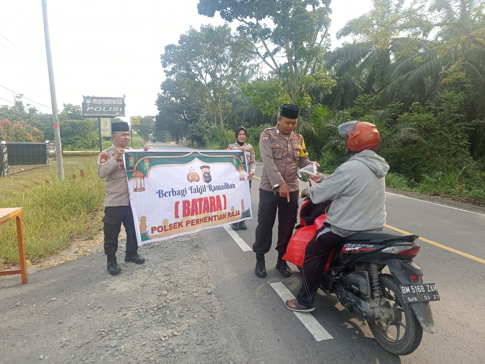Polsek Perhentian Raja Bagikan Takjil di Bulan Ramadan, Tebarkan Kebaikan di Tengah Masyarakat!