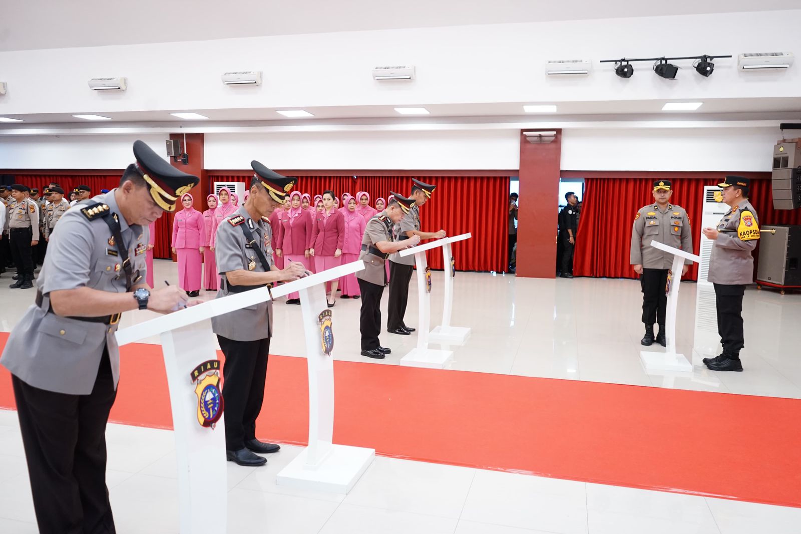 Irjen.Pol. Mohammad Iqbal Pimpin Sertijab Dir Binmas dan Pamobvit Serta Pengukuhan Dir Tahti