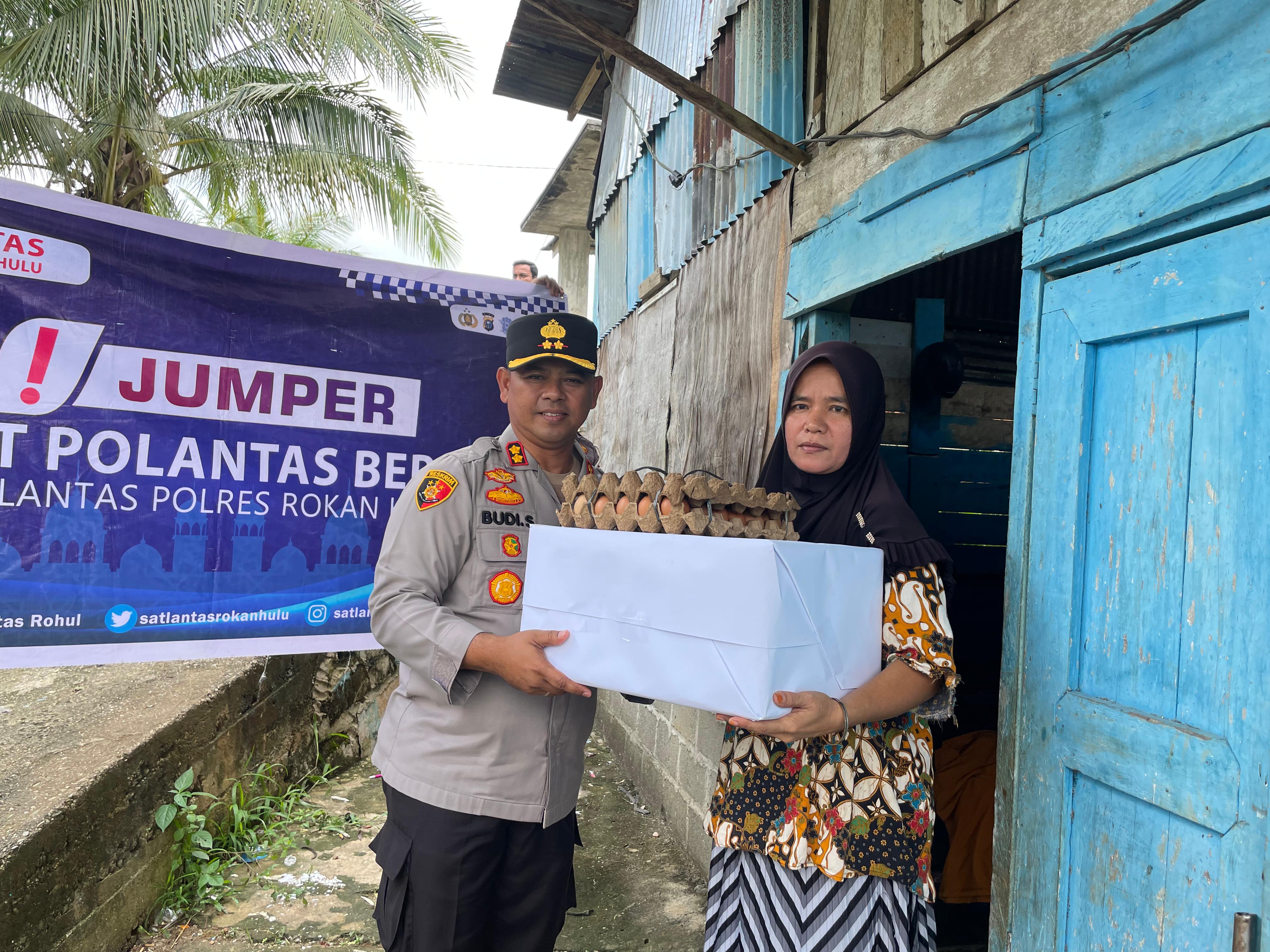 Kapolres Bagikan Nasi Kotak kepada Pengendara di Jalan, Titip Pesan Damai Pilkada 2024