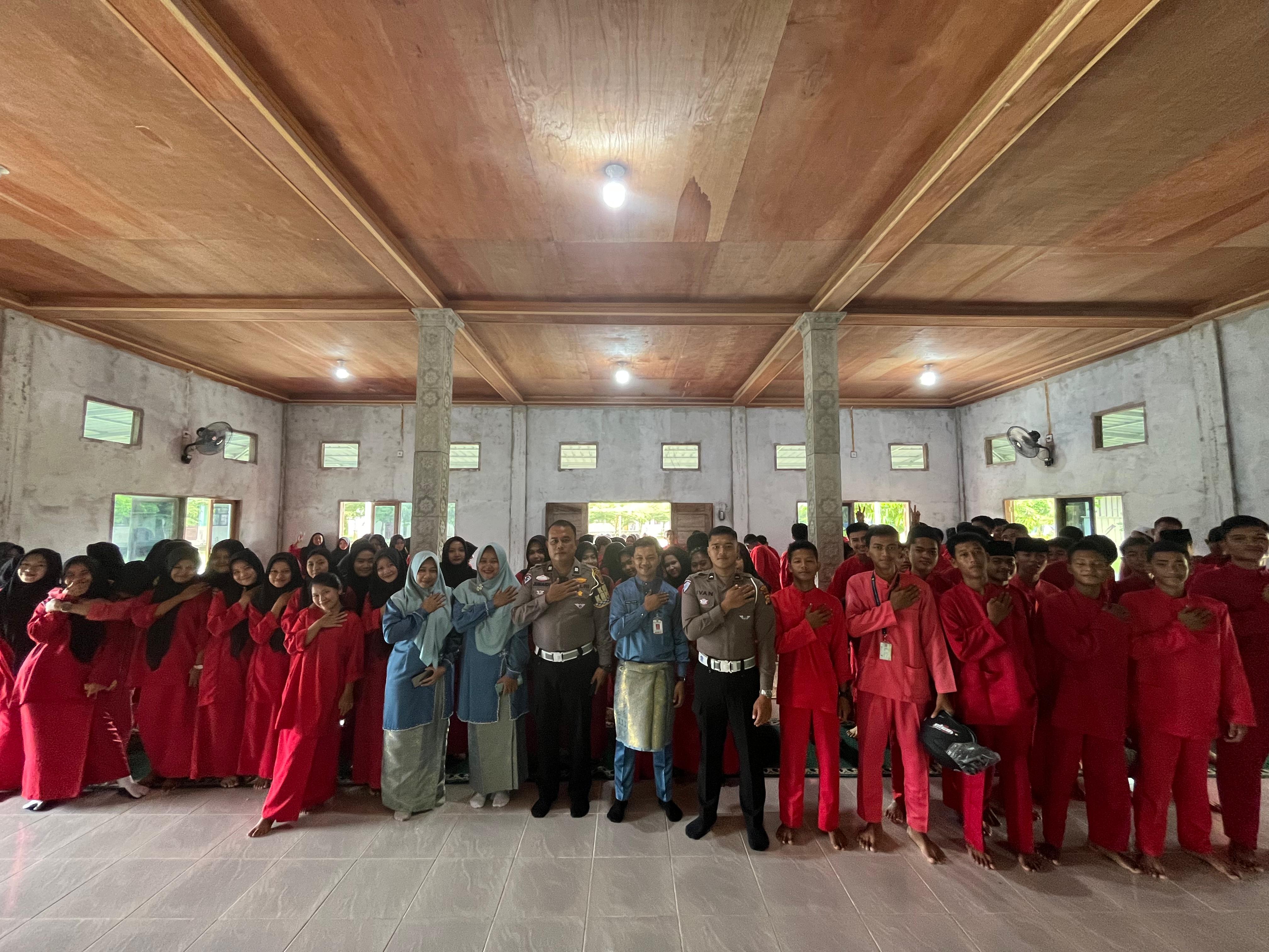 Satlantas Polres Kampar Edukasi Siswa SMA N 2 Kampar Kiri Tengah  Tertib Berlalu Lintas