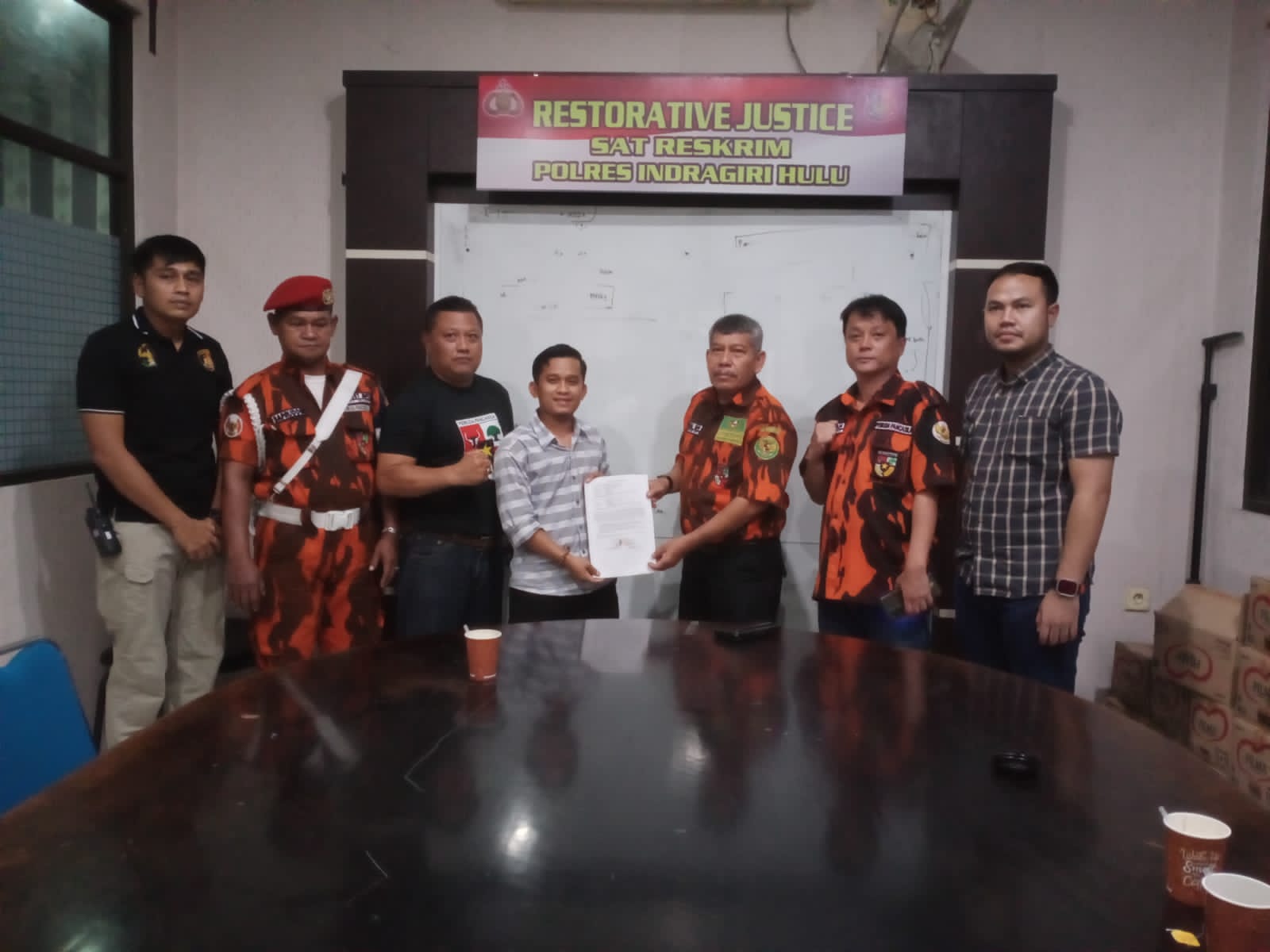 Polres Inhu Mediasi Kesalah-pahaman Penurunan Baliho milik Organisasi Masyarakat