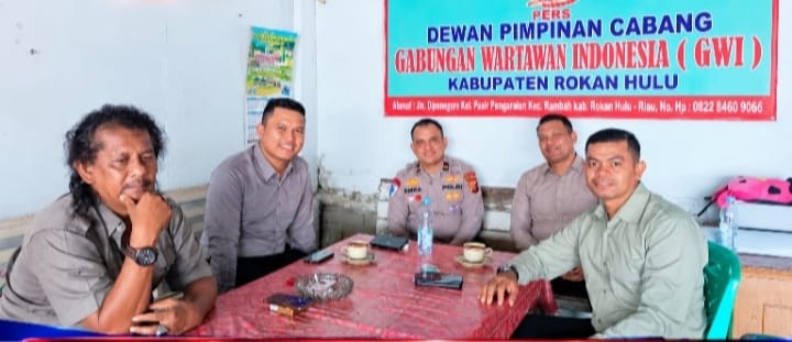 Ngopi Bareng Wartawan, Kasatlantas Polres Rohul Didampingi Kapolsek Rambah Hilir, Dorong Media Jadi 