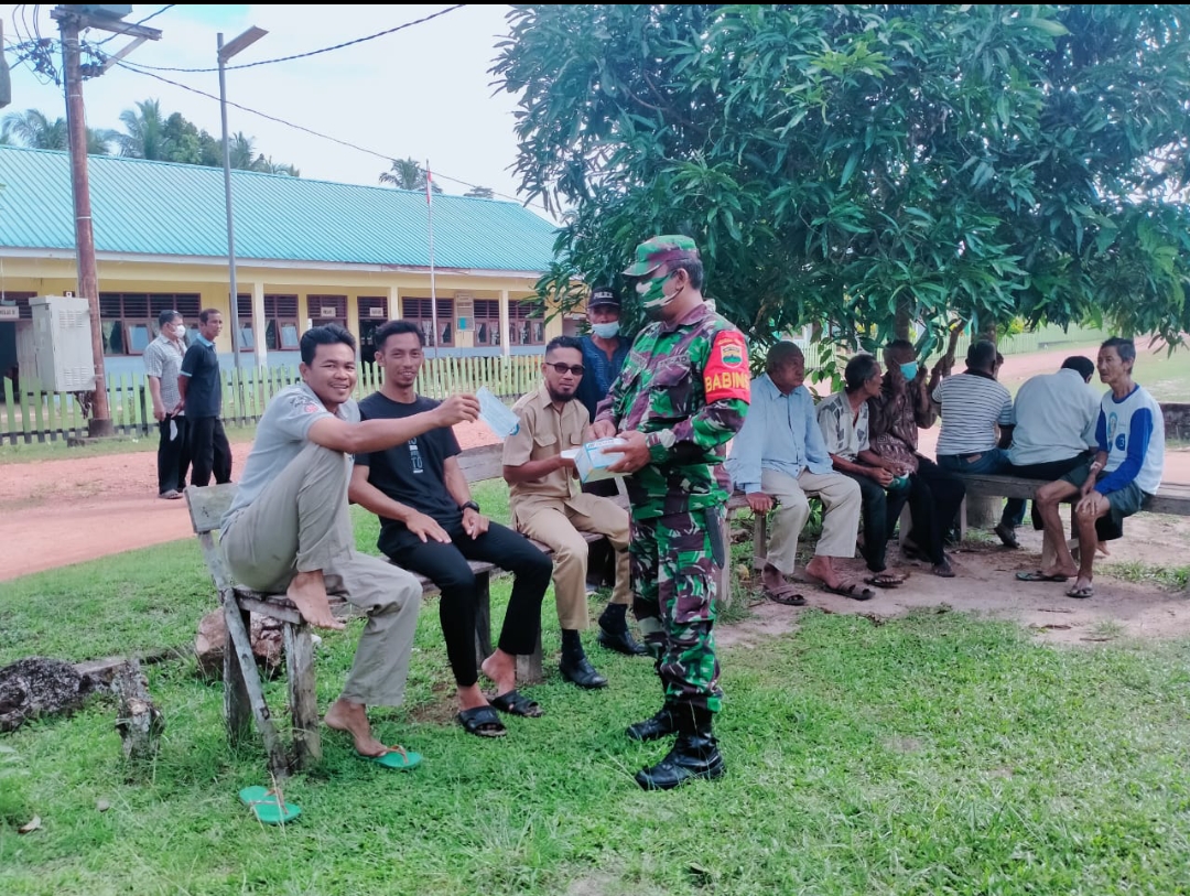 Dalam Memutus Mata rantai Penyebaran Covid-19 , Personil Koramil O5 Daik Bagikan Masker