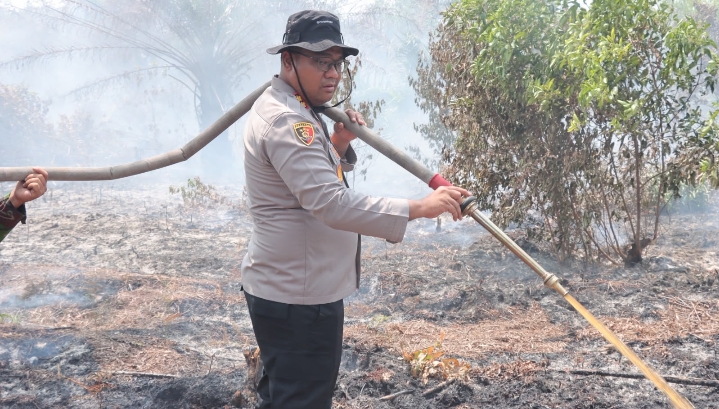 Karhutla Lahan Gambut Meluas di Kualu Nenas, Kapolres Kampar Turun Langsung Pimpin Penanganan