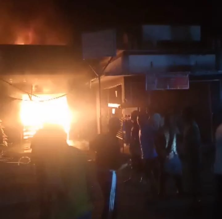 Si Jago Merah melahap Tiga Ruko Semi Permanen, Personel Polsek Rambah Hilir Langsung Turun Ke TKP