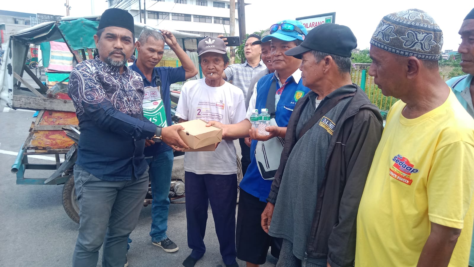 Ketua JMSI Ahmad Dahlan Dumai bersama jajaran Berbagi Nasi kotak Jumat Berkah