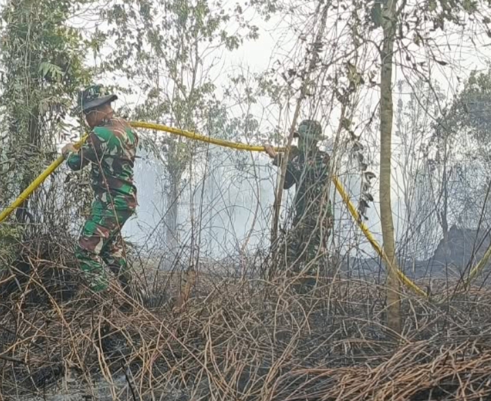 Hadapi Cuaca Panas Ekstrem, Kodam XIX/Tuanku Tambusai Perkuat Operasi Pemadaman Karhutla di Kampar