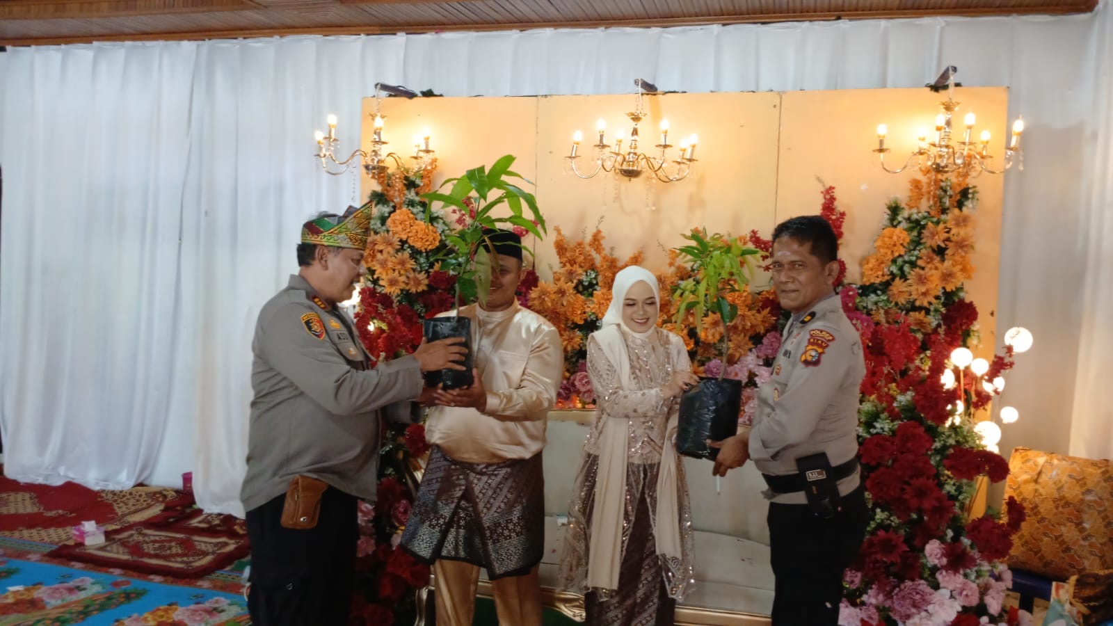 Kapolsek Kampar Beri Kado Pernikahan Bibit Mangga, Pengantin Terharu!