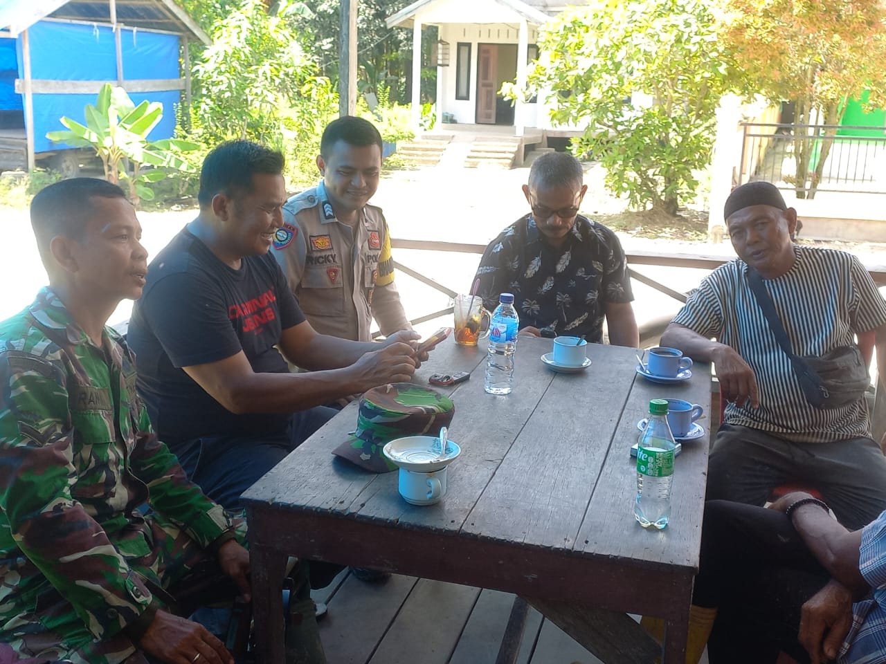 Bhabinkamtibmas Desa Pulau Kecil Hadir Ciptakan Cooling System