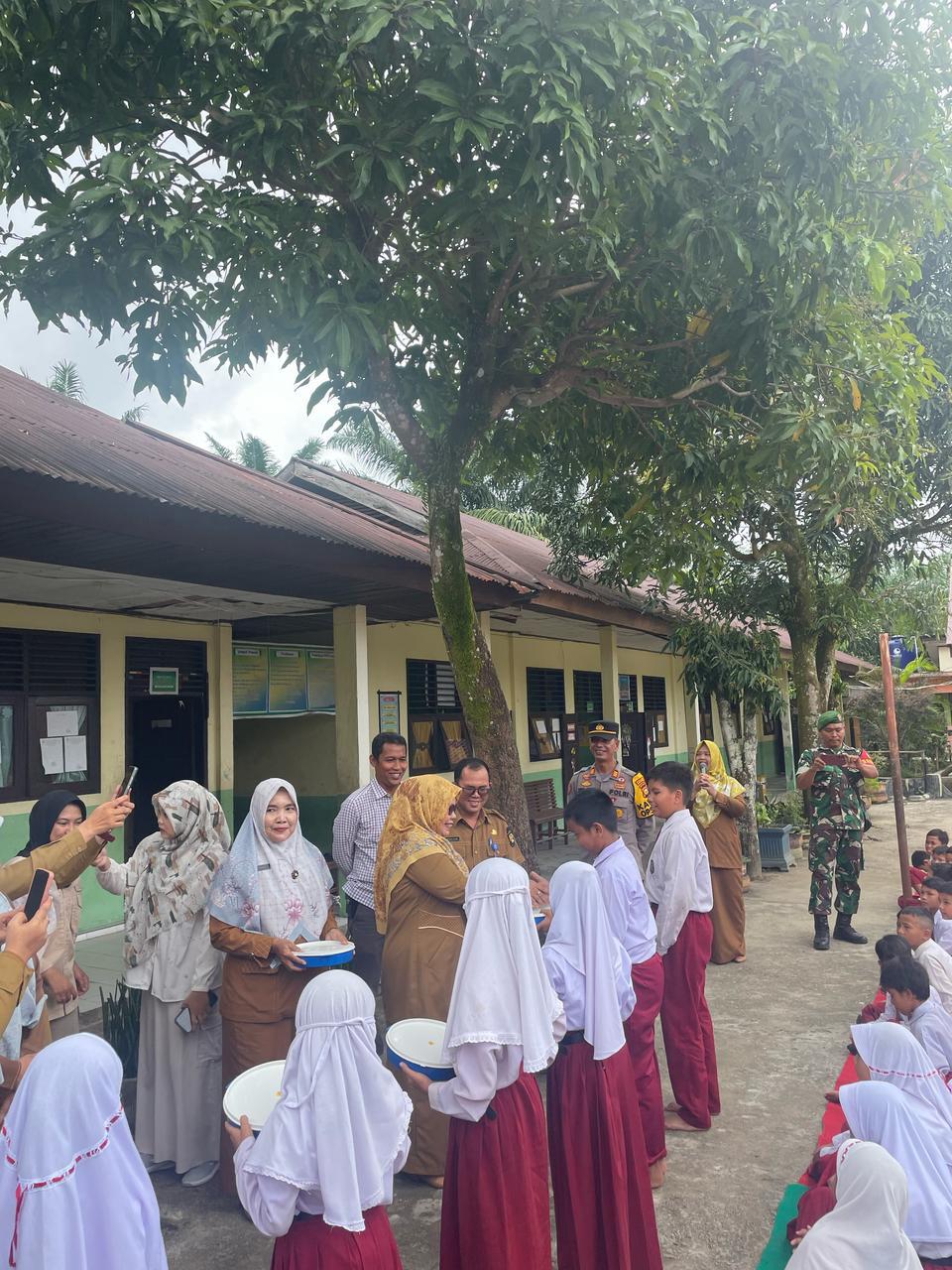 Pembagian Makan Bergizi Gratis Di Rokan Hulu: Dukung Kesehatan Anak Sekolah