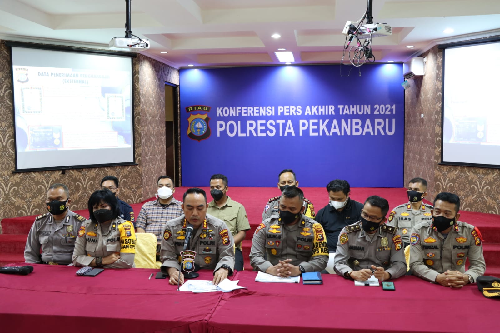 Kapolresta Pekanbaru Pimpin Confrensi Pres Capaian Kerja Polresta Pekanbaru Selama Tahun 2021