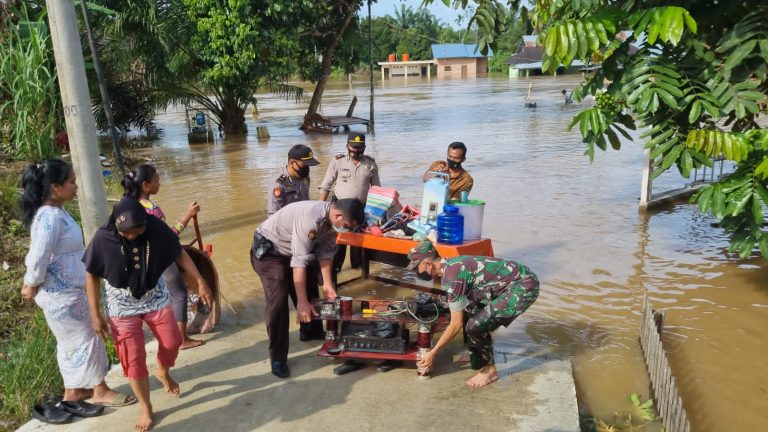 Personil Polsek Tandun Bantu Warga Terdampak Banjir.