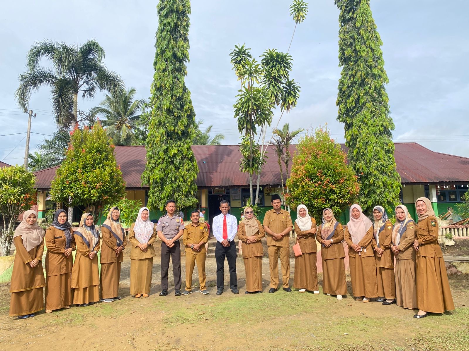 Polsek XIII Koto Kampar Sosialisasi Bahaya Narkoba dan Bullying di SD 02 Batu Bersurat