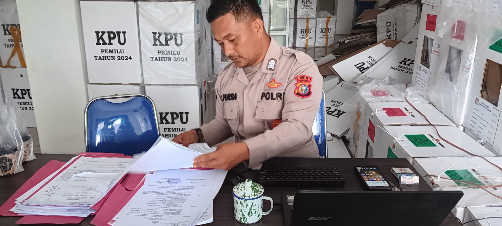 Selain PAM Logistik Pemilu, Bripka Rikson Purba Nyambi Melayani Masyarakat