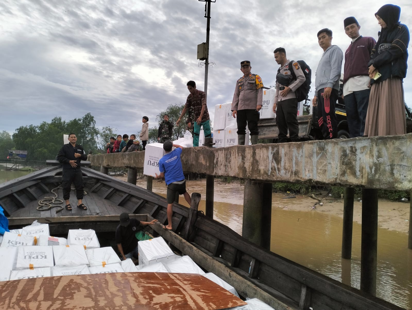 Pengawalan Logistik Pilkada 2024 di Reteh: Sinergi TNI-Polri untuk Kelancaran Pemilu