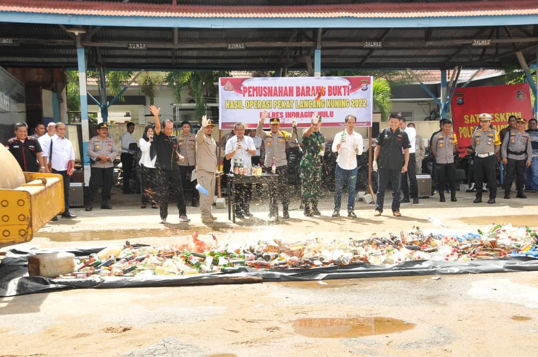 Polres Inhu Musnahkan 1.599 Botol Miras dan 160 Knalpot Brong Hasil Ops Pekat 2022