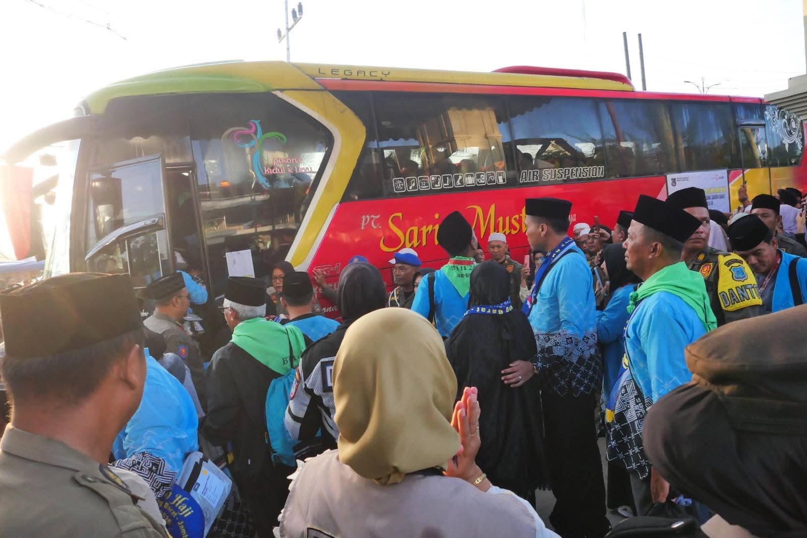Bupati Anwar Sadat Lepas 105 Jemaah Haji Kloter 24 Tanjab Barat, Titip Doa untuk Daerah