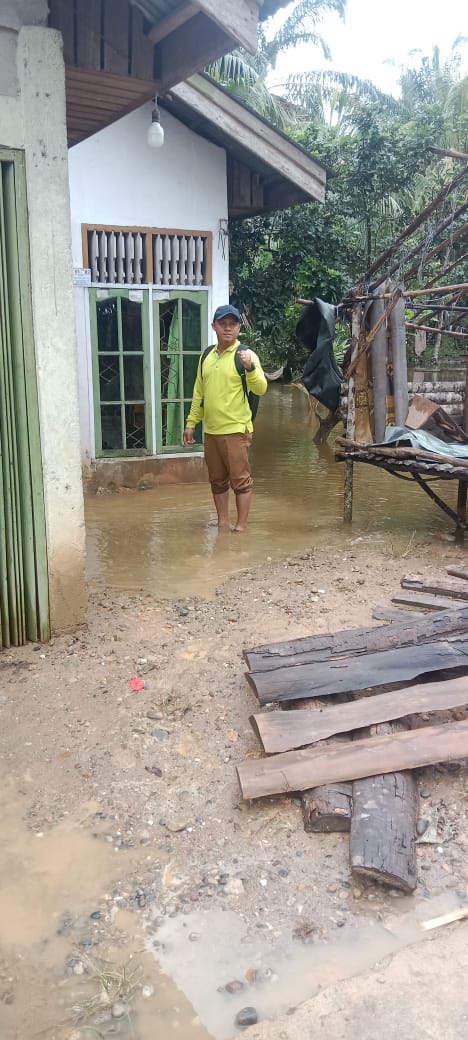 meluap nya air sungai Batang lubuh hingga mengenai rumah warga 