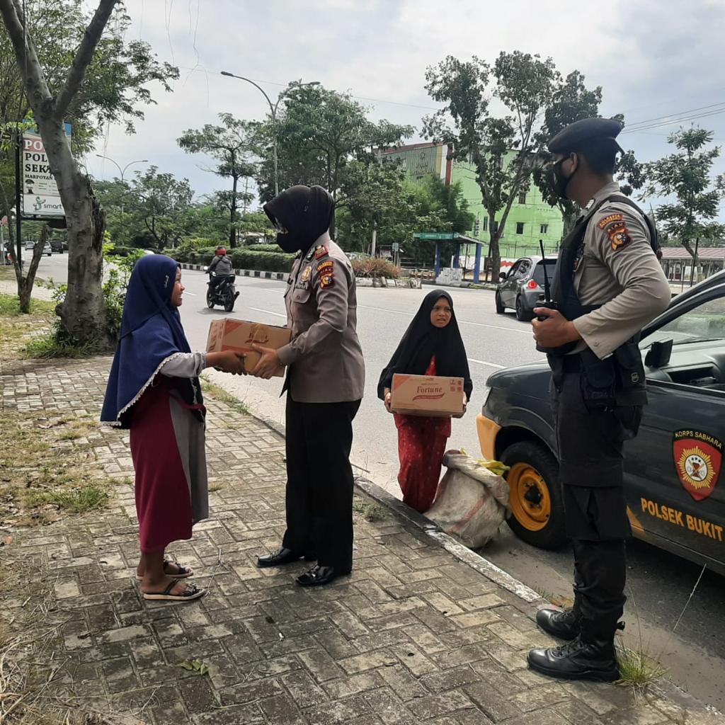 Jumat Berbagi Wilayah Hukum Polsek Bukit Raya Polresta Pekanbaru Berikan Bantuan Sosial Kepada Warga