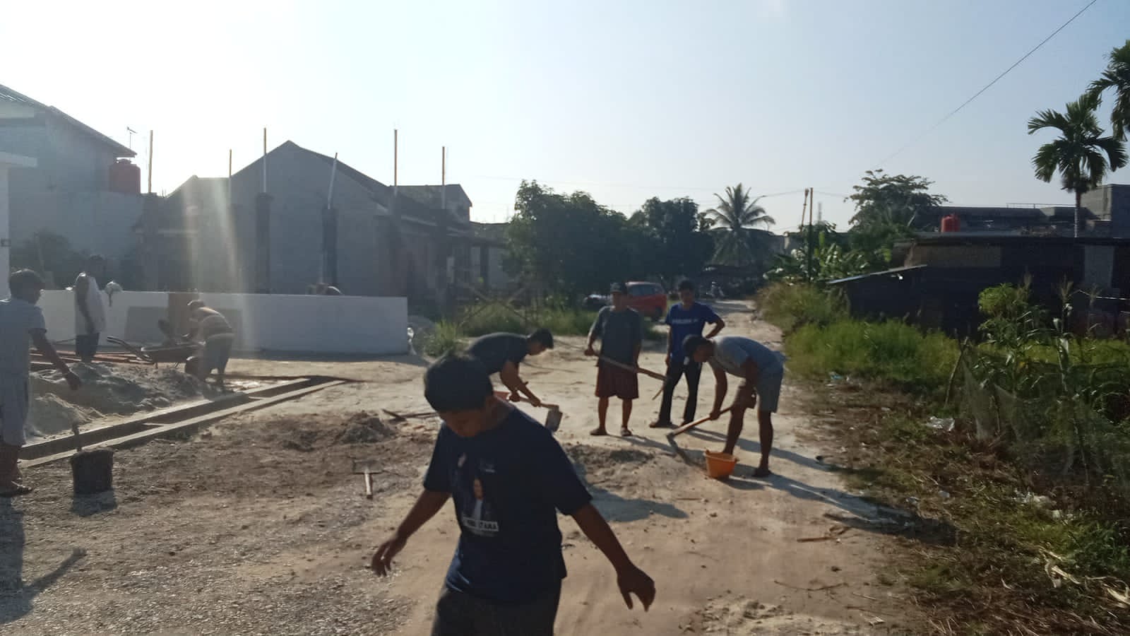 WARGA KELURAHAN TUAH MADANI ANTUSIAS BANTUAN SEMENISASI JALAN PUPRPKPP PROVINSI RIAU