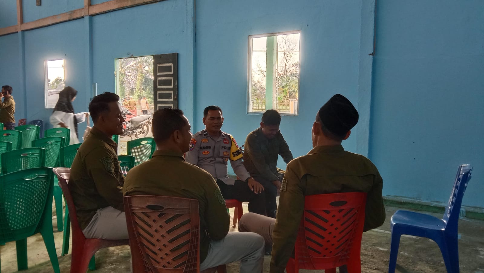 POLSEK KERITANG MELALUI BHABINKAMTIBMAS DESA LINTAS UTARA & PEBENAAN TURUN LANGSUNG LAKUKAN COOLLING