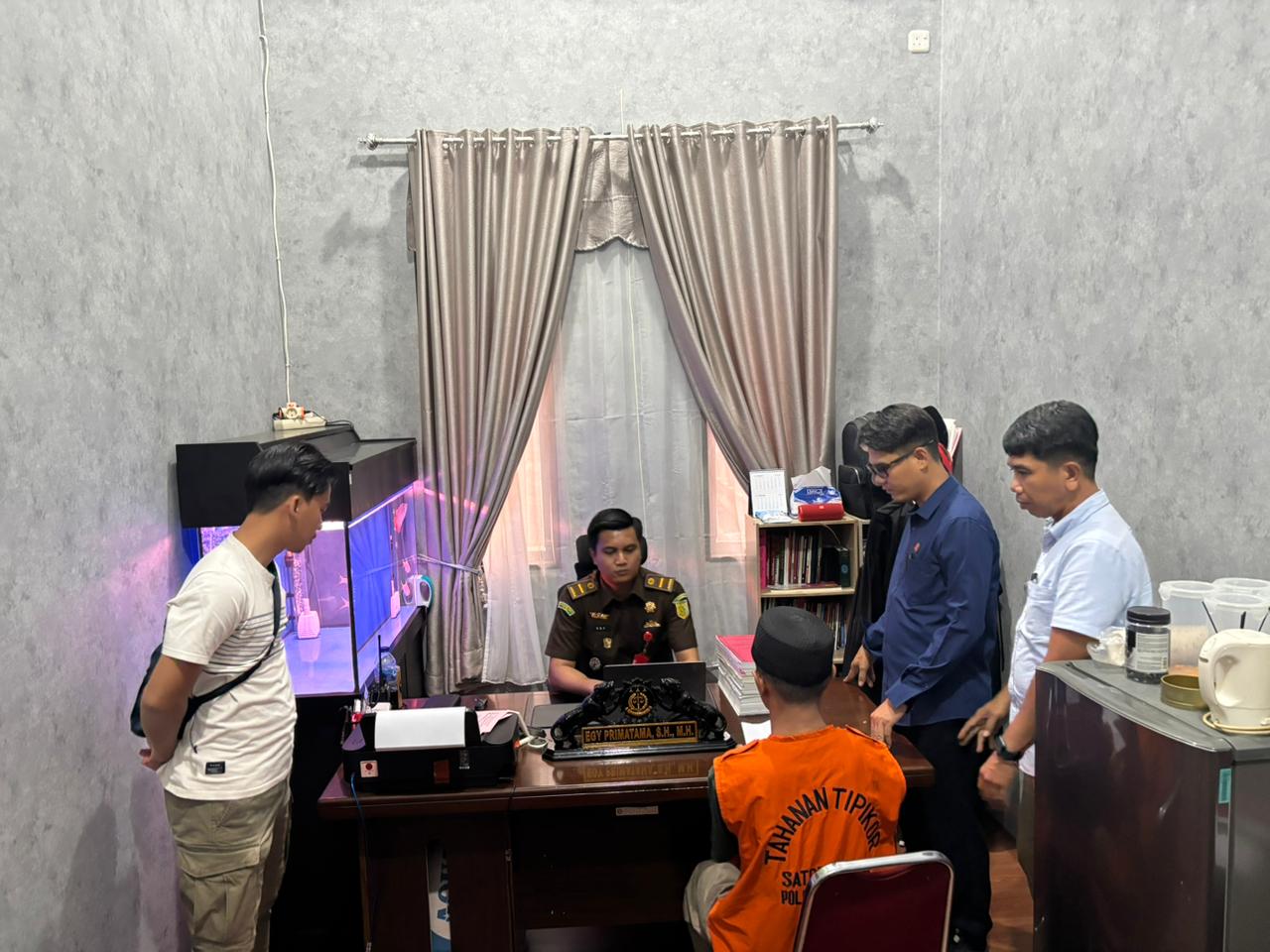 Tersangka Kasus Korupsi Desa Deras Tajak Resmi Diserahkan ke Kejaksaan Negeri Kampar