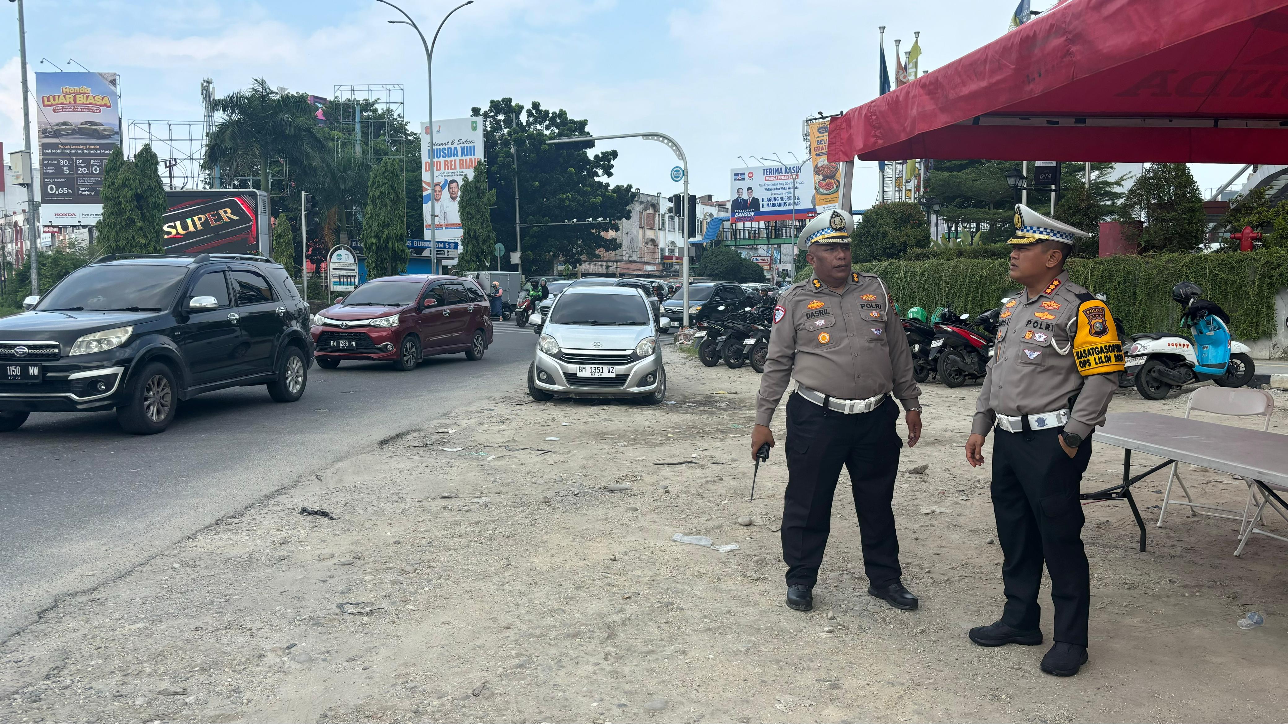 ATASI MACET DI KOTA PEKANBARU DITLANTAS POLDA RIAU SEBAR PERSONEL DI TITIK RAWAN MACET