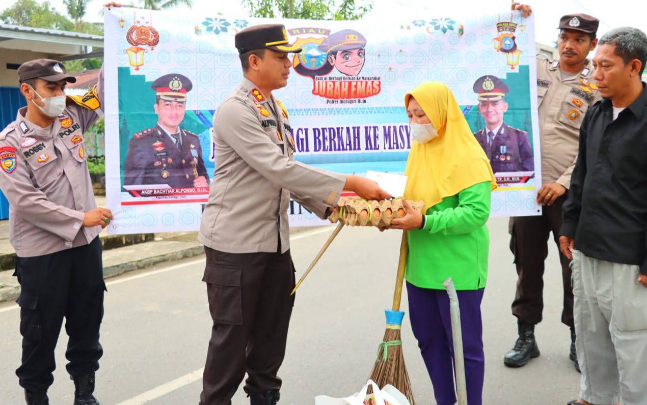Peringatan Hari Ibu, Polres Inhu Serahkan Bantuan