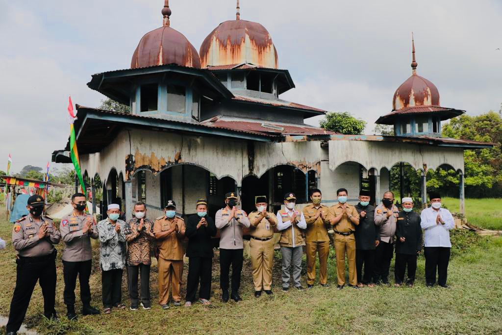 Kapolda Riau Inisiasi Renovasi Masjid Tua, Bersama Tokoh Masyarakat Letakkan Batu Pertama Pembanguna