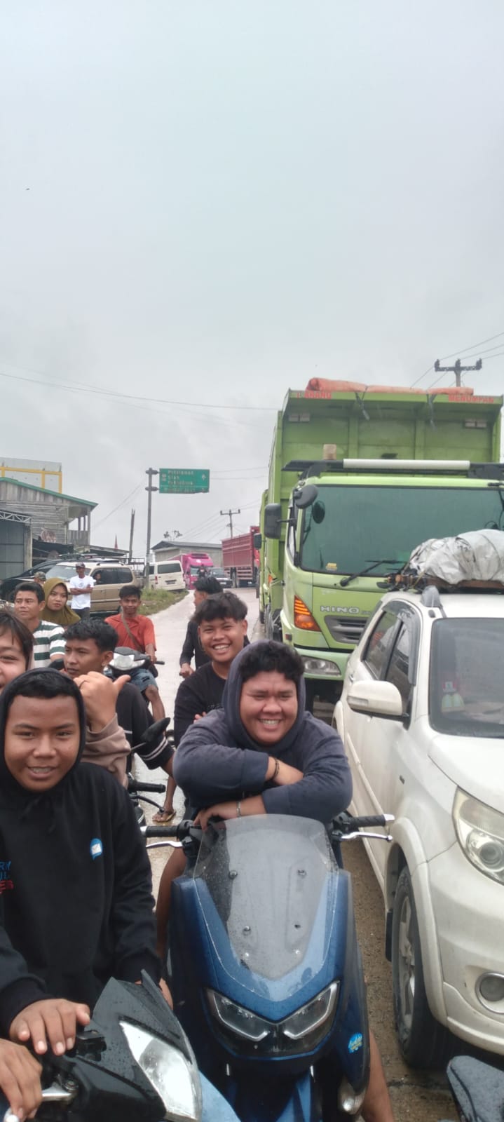 Dampak banjir Antrean mobil sepanjang 1 km jalan lintas timur desa Keritang Hulu, 
