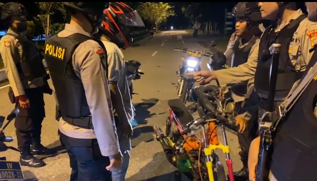 Saat Patroli, Tim TEMBAK Polres Kampar Bantu Korban Laka dan Amankan 3 Motor Pelaku Balap Liar