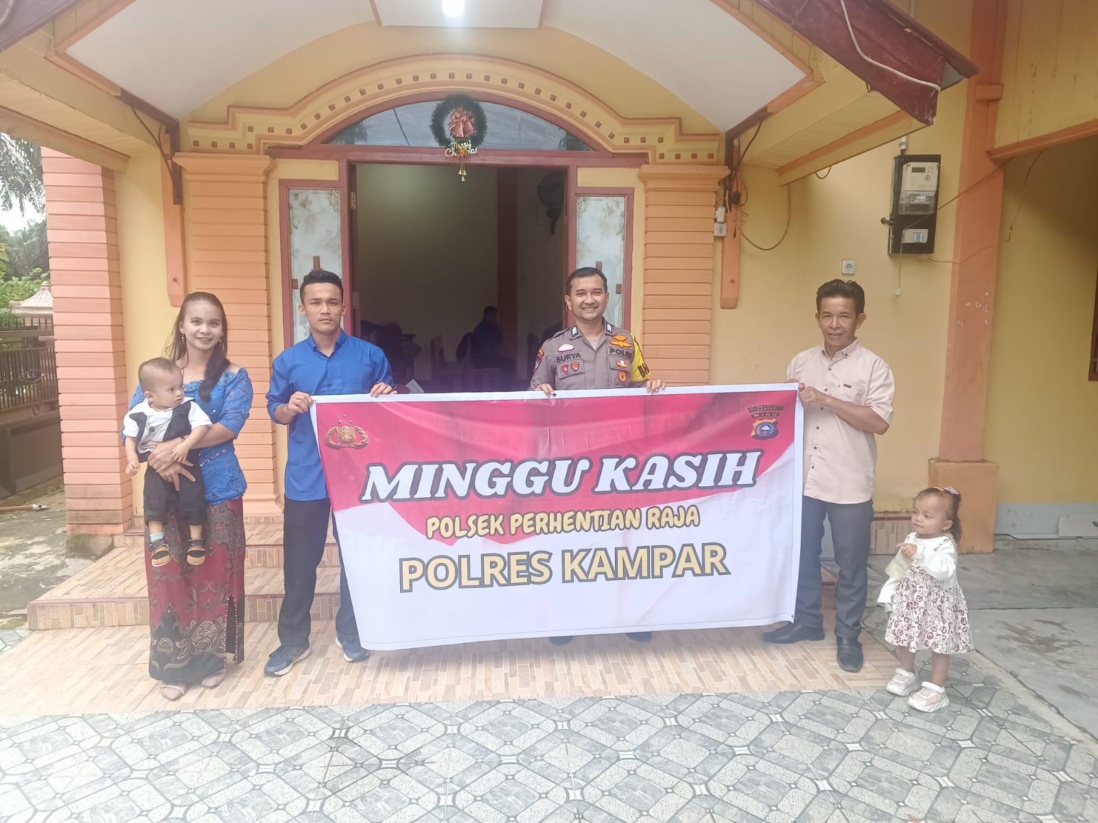 Polsek Perhentian Raja Patroli Gereja dan Sampaikan Himbauan Keamanan kepada Warga